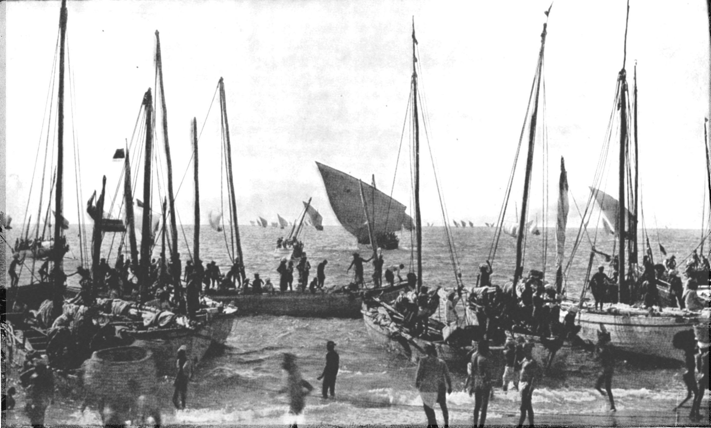 large.THEFLEETRETURNINGFROMTHEPEARLINGGR