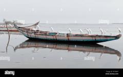 pulikate lake modern, but old boat.jpg