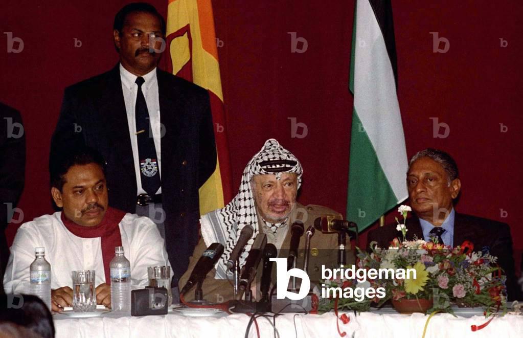 large.PalestinianleaderYasirArafatwithSriLankanpresidentChandrikaKumaratungaandMahindaRajapaksa1997(2).jpg